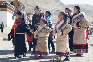 Amdo women and children arrive at the Sogtsang Monastery